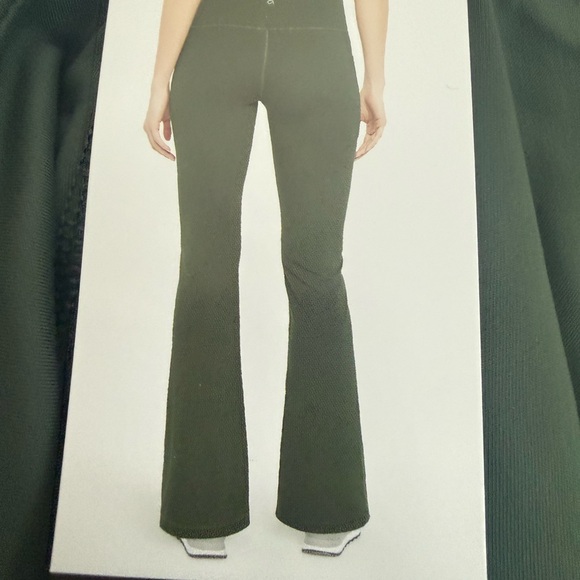 ⭐️ Firm Price ⭐️ NWT Flare Legging in Green Medium - Picture 3 of 5